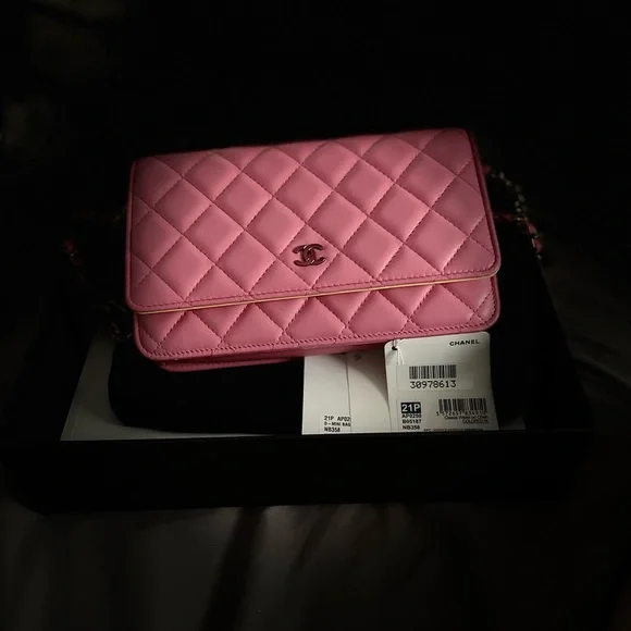 CHANEL PINK 21P WOC IRIDESCENT HARDWARE LIMITED EDITION Beautiful 💕 ❌sold FF❌ - Picture 5 of 16
